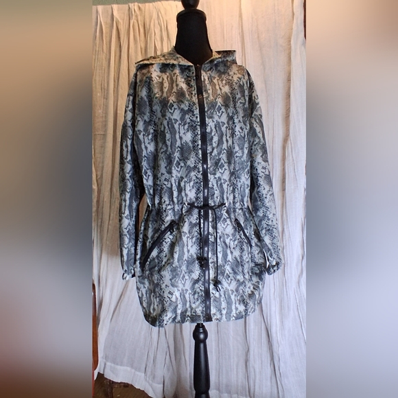 Chic Snake Print Lightweight Rain Jacket - Picture 3 of 5